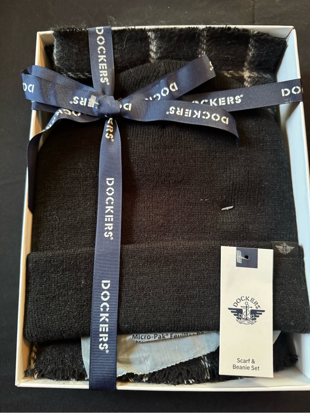 Dockers Men's Black Scarf & Beanie Gift Set